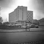 Widok na Hotel Merkury w 1964 od strony ul. Słowackiego