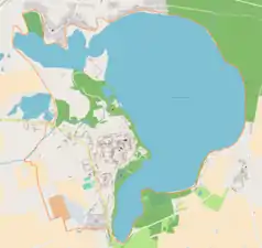 Mapa konturowa Morynia, blisko centrum na prawo u góry znajduje się owalna plamka nieco zaostrzona i wystająca na lewo w swoim dolnym rogu z opisem „Jezioro Morzycko”