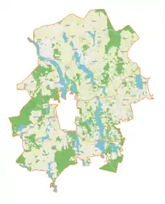 Mapa konturowa gminy wiejskiej Mrągowo, po lewej znajduje się owalna plamka nieco zaostrzona i wystająca na lewo w swoim dolnym rogu z opisem „Głębokie Jezioro”