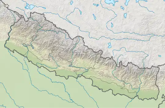 Mapa konturowa Nepalu, w centrum znajduje się czarny trójkącik z opisem „Manaslu”