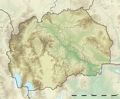 Mapa konturowa Macedonii Północnej, blisko lewej krawiędzi nieco u góry znajduje się punkt z opisem „Korab”