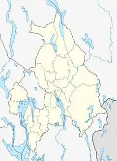 Mapa konturowa Akershusu, po lewej nieco na dole znajduje się punkt z opisem „Høn”