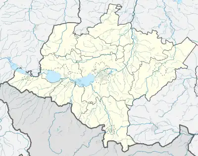 Mapa konturowa powiatu nyskiego, blisko centrum na lewo u góry znajduje się punkt z opisem „Karłowice Małe”