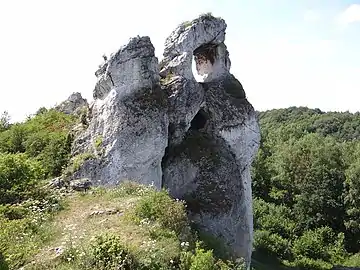 Otwór schroniska poniżej okna skalnego