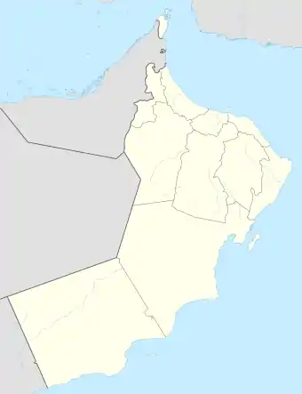 Mapa konturowa Omanu, u góry nieco na prawo znajduje się punkt z opisem „Saham”