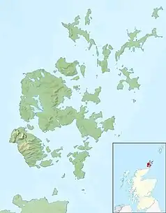 Mapa konturowa Orkadów, po lewej nieco na dole znajduje się punkt z opisem „Hoy”