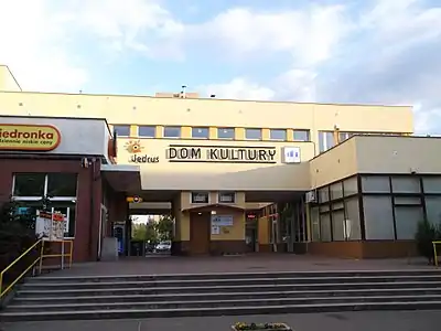 Pawilon handlowo-usługowy z domem kultury "Jędruś" położony w centrum osiedla. Widok od strony ulicy Kukułczej (2016)