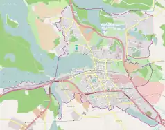 Mapa konturowa Ostródy, blisko centrum na prawo znajduje się punkt z opisem „Ostróda”