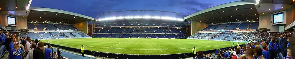 Panorama Ibrox Stadium wykonana 5 sierpnia 2009 roku z Govan Stand, po zakończeniu meczu towarzyskiego pomiędzy Rangers a Manchesterem City (3:2)