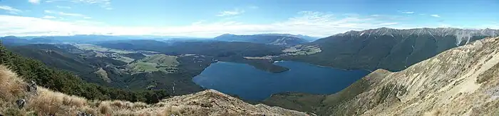 Panoramiczny widok jeziora Rotoiti i pasma St. Arnaud z góry Robert Ridge.