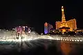 Paris Las Vegas na tle słynnych fontann Bellagio