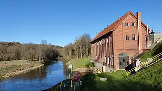 Budynek elektrowni wodnej, widok z dołu