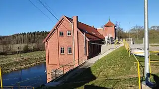 Budynek elektrowni wodnej, widok z boku