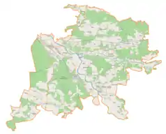 Mapa konturowa powiatu niżańskiego, blisko centrum na lewo u góry znajduje się owalna plamka nieco zaostrzona i wystająca na lewo w swoim dolnym rogu z opisem „Jezioro Wolskie”