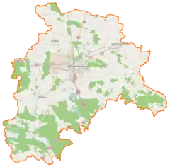 Mapa konturowa powiatu ostrowskiego, w centrum znajduje się punkt z opisem „miejsce zdarzenia”