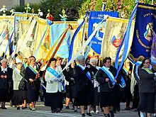 Procesja z chorągwiami kościelnymi w kształcie gonfalonu (Gorzów Wielkopolski 2012)