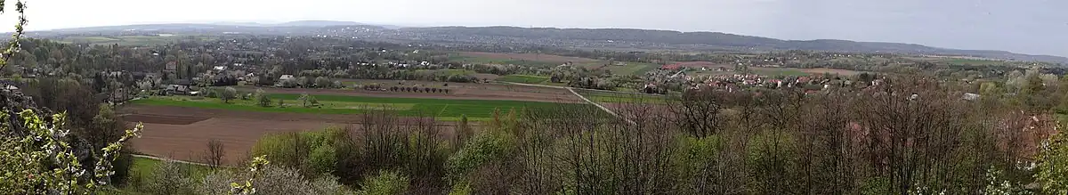 Rów Krzeszowicki i Garb Tenczyński (na horyzoncie). Widok ze skał Doliny Będkowskiej