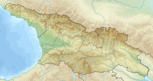 Mapa konturowa Gruzji, u góry znajduje się czarny trójkącik z opisem „Szchara”