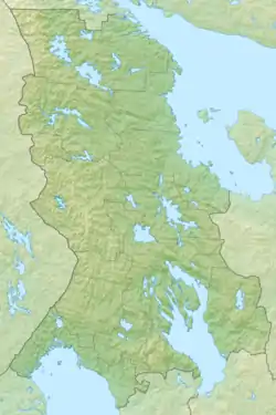 Mapa konturowa Karelii, u góry po lewej znajduje się owalna plamka nieco zaostrzona i wystająca na lewo w swoim dolnym rogu z opisem „Piaoziero”