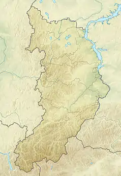 Mapa konturowa Chakasji, blisko dolnej krawiędzi po lewej znajduje się punkt z opisem „źródło”, natomiast po prawej znajduje się punkt z opisem „ujście”