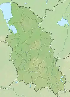 Mapa konturowa obwodu pskowskiego, blisko centrum na dole znajduje się punkt z opisem „źródło”, natomiast po lewej nieco u góry znajduje się punkt z opisem „ujście”