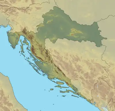 Mapa konturowa Chorwacji, blisko centrum na dole znajduje się owalna plamka nieco zaostrzona i wystająca na lewo w swoim dolnym rogu z opisem „Prukljansko jezero”