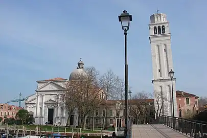 Kościół od strony Campo di San Pietro. Z prawej – pochylona kampanila