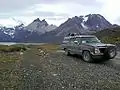 Ten samochód - GMC Sierra - przejechał całą Panamericana z Deadhorse / Prudhoe Bay, Alaska do Ushuai, Ziemia Ognista, Argentyna. Zdjęcie przed Torres del Paine, Patagonia, Chile.