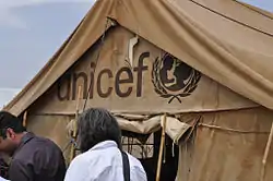 Zdjęcie przedstawiające zużyty namiot pomocowy UNICEF w Sudanie