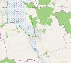 Mapa konturowa Suraża, blisko centrum na dole znajduje się punkt z opisem „Parafia pw. Bożego Ciała w Surażu”