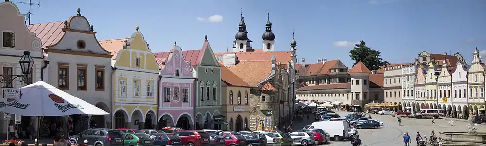 Główny plac, w głębi zamek