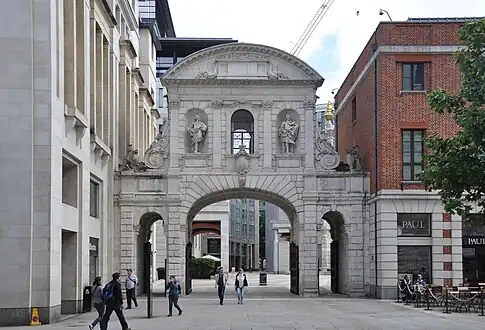 Zrekonstruowana brama u wejścia na Paternoster Square