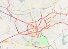 Mapa konturowa Tirany, blisko centrum na dole znajduje się punkt z opisem „Tirana”