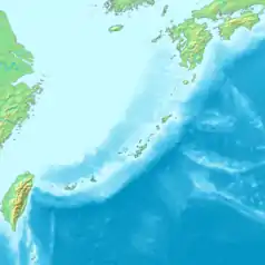 Mapa konturowa prefektury Okinawa, w centrum znajduje się punkt z opisem „Izena”