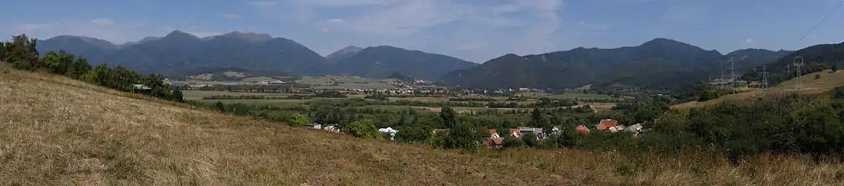 Widok ogólny na Nolčovo (na dole zdjęcia) i  Krpeľany (dalej). Nad nimi Mała Fatra i Wielka Fatra