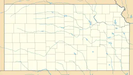 Mapa konturowa Kansas, blisko dolnej krawiędzi po prawej znajduje się punkt z opisem „Coffeyville”