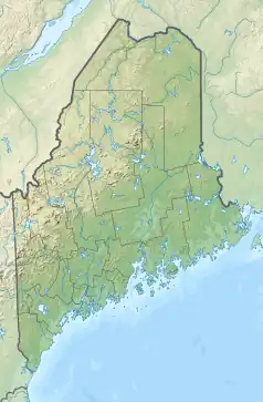 Mapa konturowa Maine, blisko centrum u góry znajduje się czarny trójkącik z opisem „Mount Katahdin”