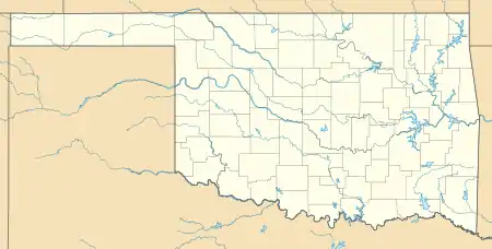 Mapa konturowa Oklahomy, po prawej nieco u góry znajduje się punkt z opisem „Kellyville”