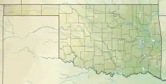 Mapa konturowa Oklahomy, blisko centrum na lewo znajduje się punkt z opisem „miejsce bitwy”