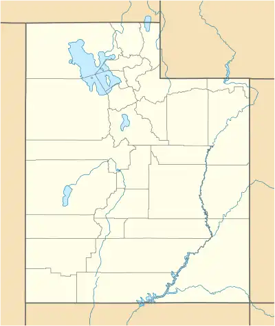 Mapa konturowa Utah, blisko centrum u góry znajduje się punkt z opisem „Hideout”