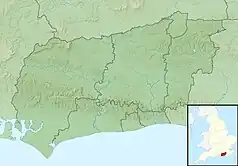 Mapa konturowa West Sussex, u góry nieco na prawo znajduje się punkt z opisem „źródło”, natomiast na dole znajduje się punkt z opisem „ujście”